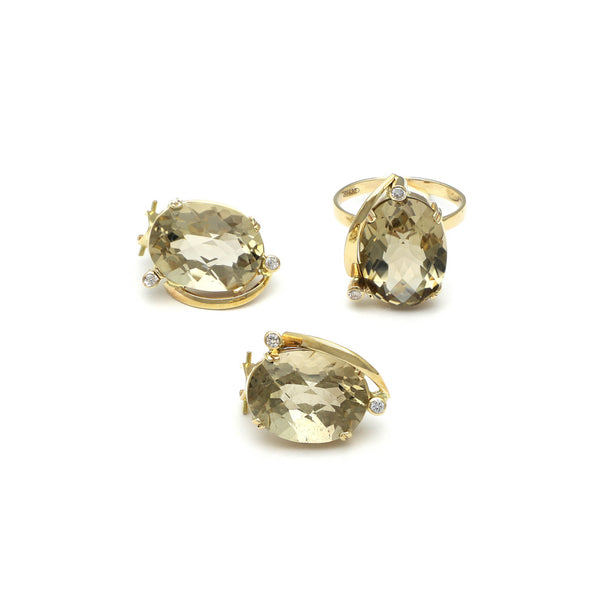 Juego de anillo y aretes calados con topacios y sintéticos en oro amarillo 14 kilates.