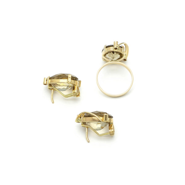 Juego de anillo y aretes calados con topacios y sintéticos en oro amarillo 14 kilates.