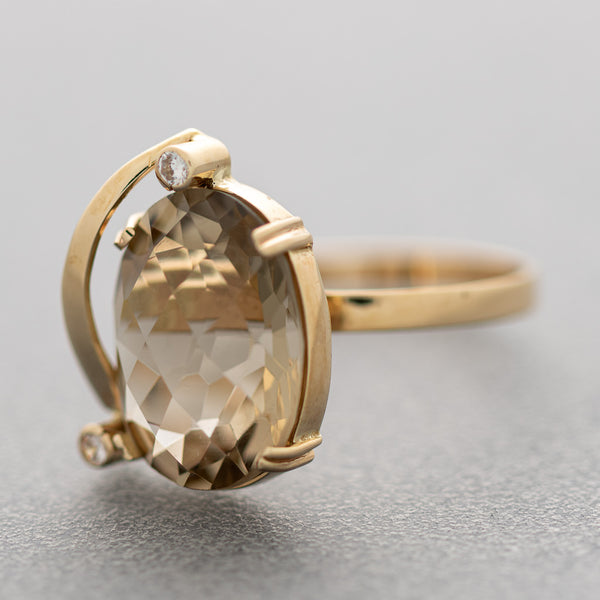 Juego de anillo y aretes calados con topacios y sintéticos en oro amarillo 14 kilates.