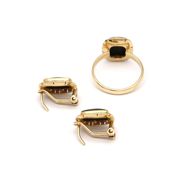 Juego de anillo y aretes calados con ónix en oro amarillo 14 kilates.