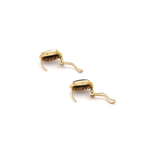Juego de anillo y aretes calados con ónix en oro amarillo 14 kilates.