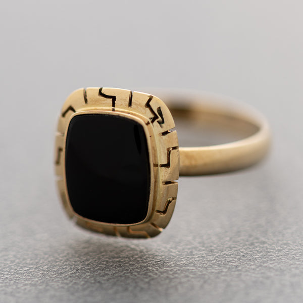 Juego de anillo y aretes calados con ónix en oro amarillo 14 kilates.