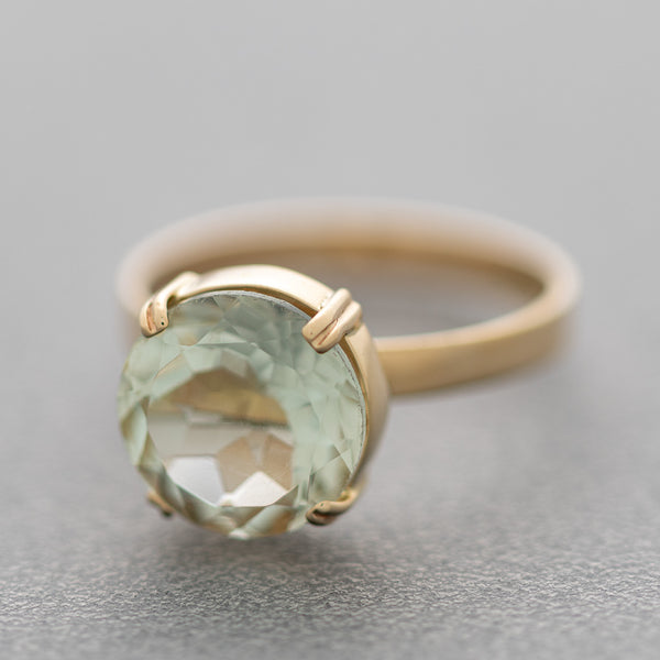 Juego de anillo y aretes estilizados con colgantes de diamantes, amatistas y topacios en oro amarillo 14 kilates.