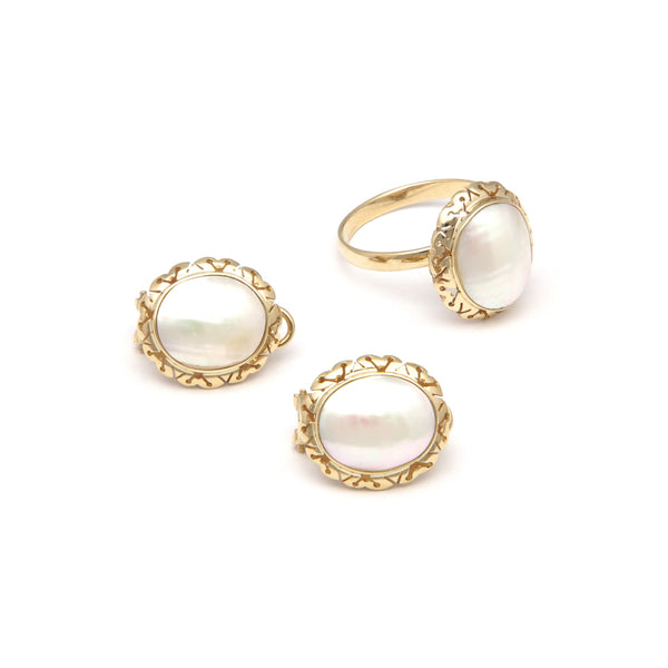 Juego de anillo y aretes calados con osmeña en oro amarillo 14 kilates.
