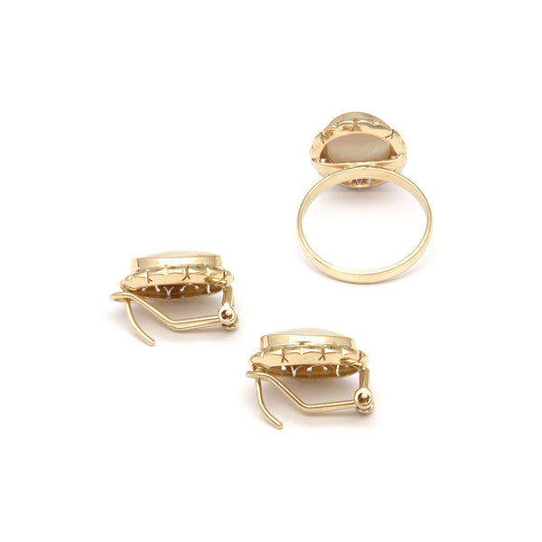 Juego de anillo y aretes calados con osmeña en oro amarillo 14 kilates.