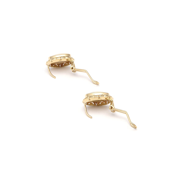 Juego de anillo y aretes calados con osmeña en oro amarillo 14 kilates.