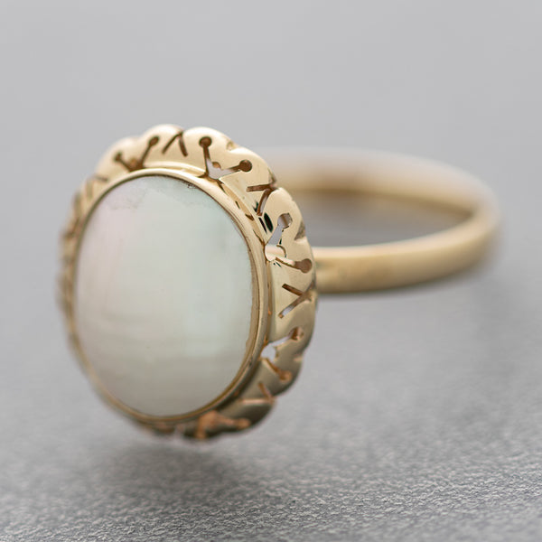 Juego de anillo y aretes calados con osmeña en oro amarillo 14 kilates.