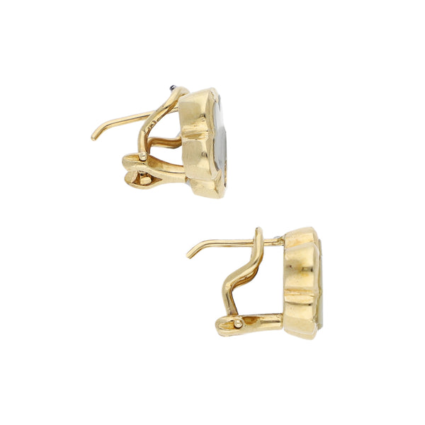 Aretes diseño especial con madre perla en oro amarillo 14 kilates.