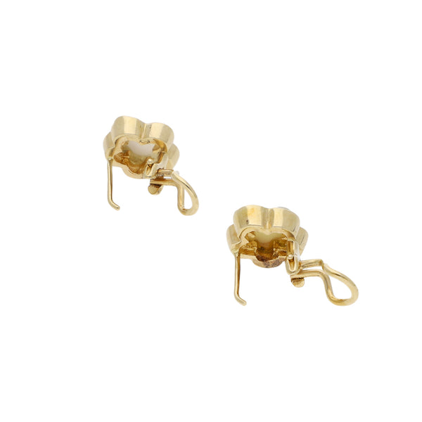Aretes diseño especial con madre perla en oro amarillo 14 kilates.