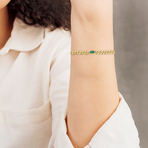 Pulsera eslabón encontrado con aplicaciones y esmeraldas en oro amarillo 18 kilates.