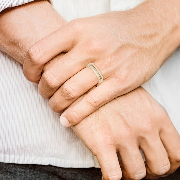 Anillo acanalado con diamantes en oro dos tonos 14 kilates.