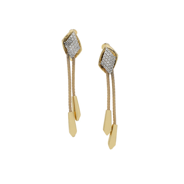 Aretes estilizados con sintéticos en oro dos tonos 14 kilates.