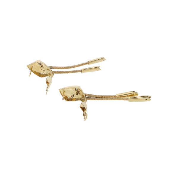 Aretes estilizados con sintéticos en oro dos tonos 14 kilates.