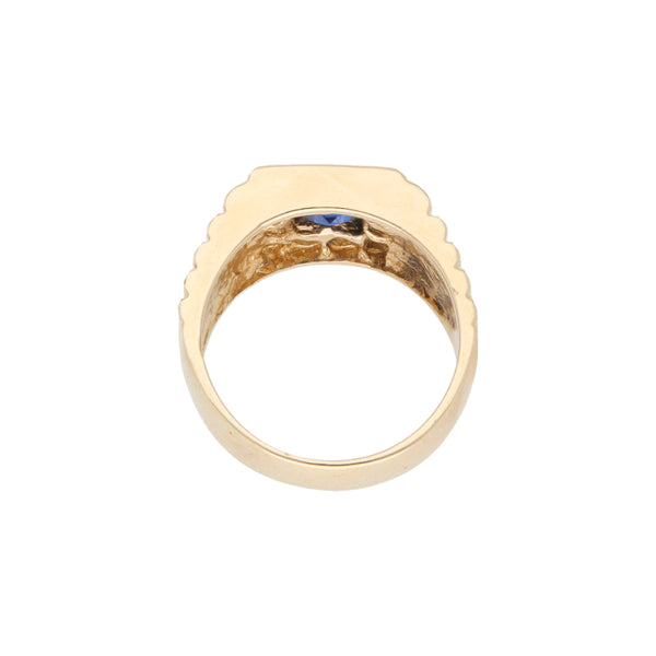 Anillo tipo sello con sintéticos en oro amarillo 14 kilates.