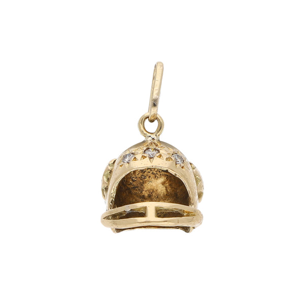 Dije diseño especial motivo casco con diamantes en oro amarillo 14 kilates.