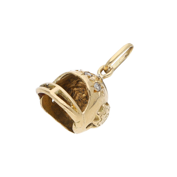 Dije diseño especial motivo casco con diamantes en oro amarillo 14 kilates.