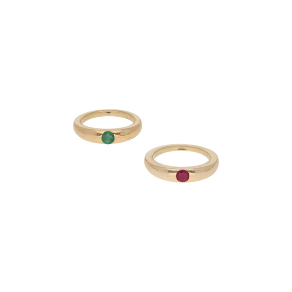 Dos anillos lisos con esmeralda y rubí en oro amarillo 14 kilates.