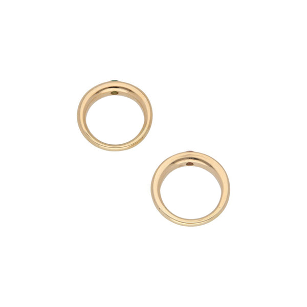 Dos anillos lisos con esmeralda y rubí en oro amarillo 14 kilates.
