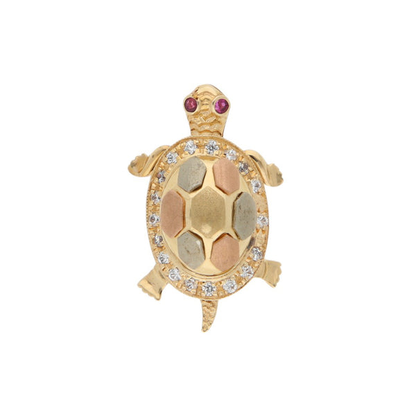 Dije diseño especial motivo tortuga con sintéticos en oro tres tonos 14 kilates.