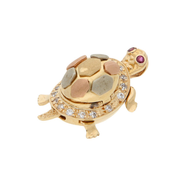 Dije diseño especial motivo tortuga con sintéticos en oro tres tonos 14 kilates.