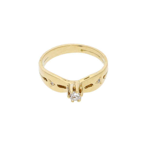 Anillo de compromiso con diamantes en oro amarillo 18 kilates.