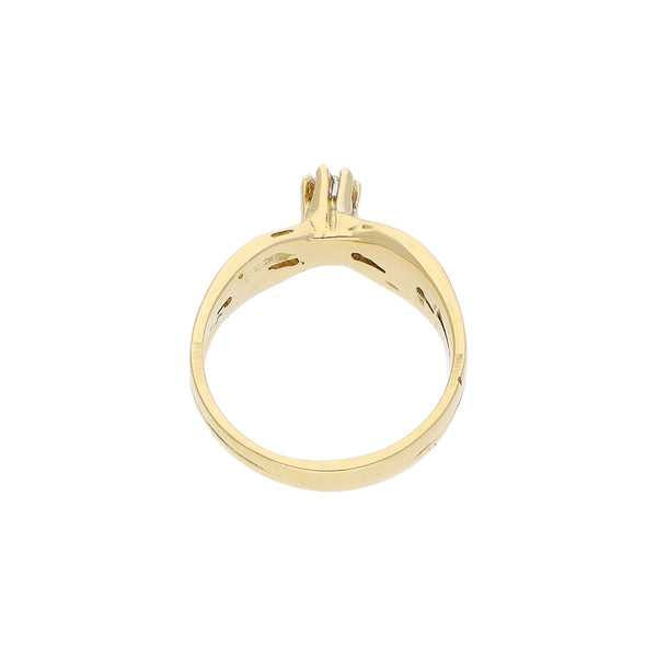 Anillo de compromiso con diamantes en oro amarillo 18 kilates.