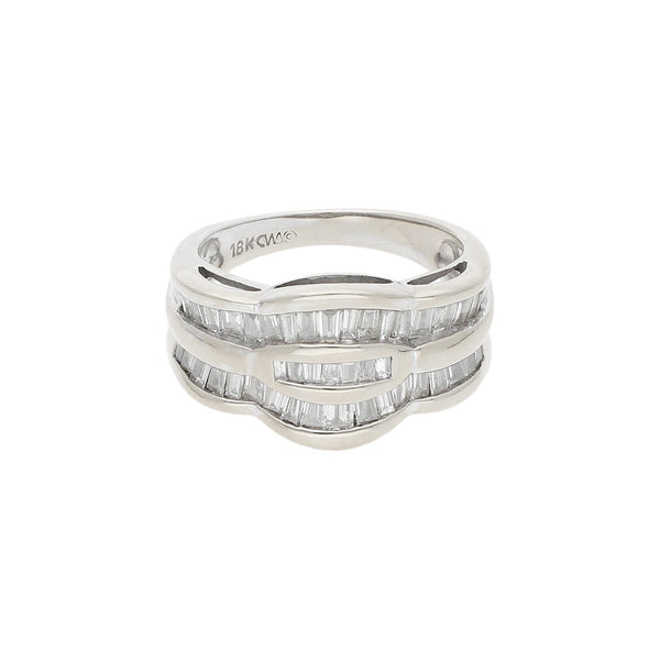 Anillo diseño especial con diamantes en oro blanco 18 kilates.