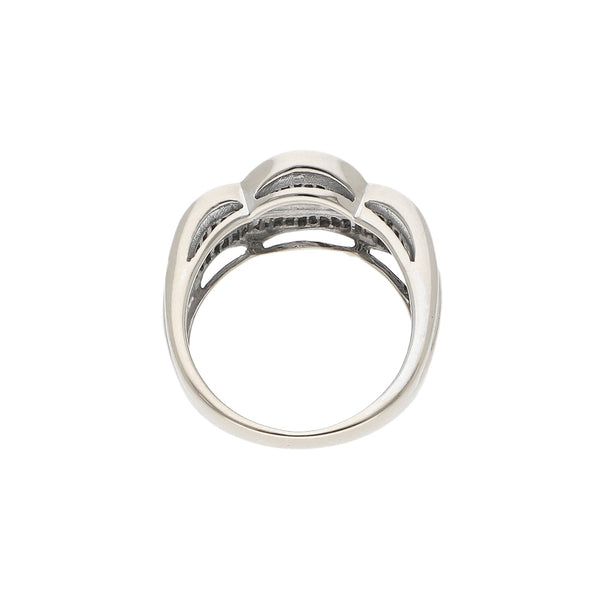 Anillo diseño especial con diamantes en oro blanco 18 kilates.