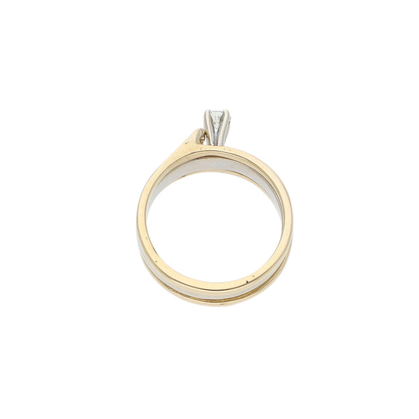 Anillo de compromiso con diamante en oro dos tonos 14 kilates.