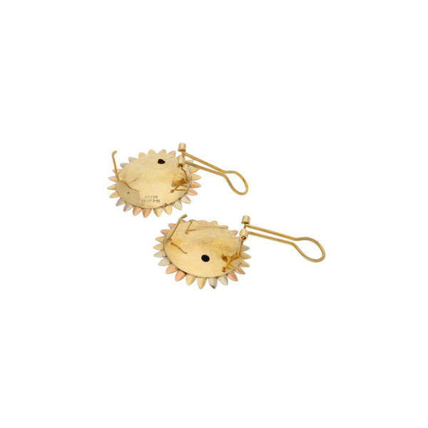 Aretes diseño especial motivo flor en oro tres tonos 14 kilates.