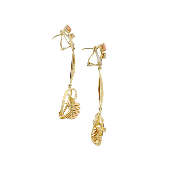 Aretes diseño especial con circonias y coral en oro amarillo 14 kilates.