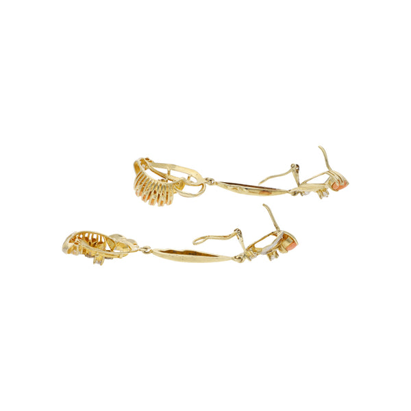 Aretes diseño especial con circonias y coral en oro amarillo 14 kilates.