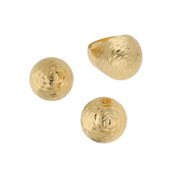 Juego de anillo y aretes labrados en oro amarillo 18 kilates.