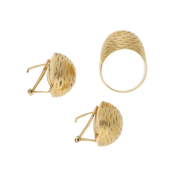 Juego de anillo y aretes labrados en oro amarillo 18 kilates.
