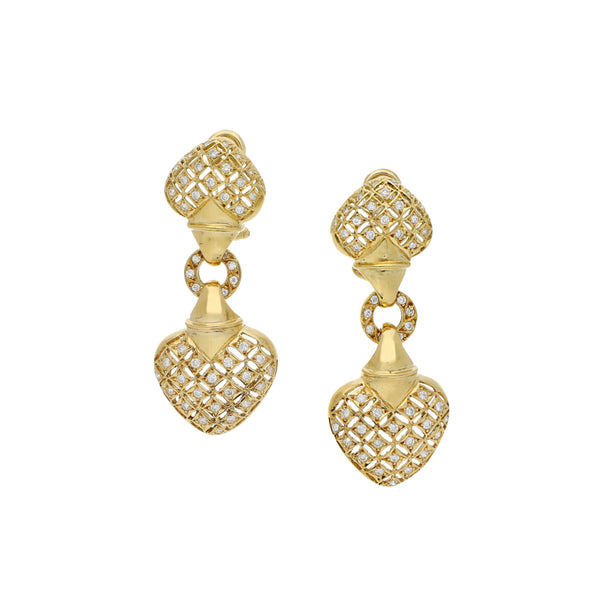 Aretes calados con colgantes y diamantes motivo corazón en oro amarillo 18 kilates.