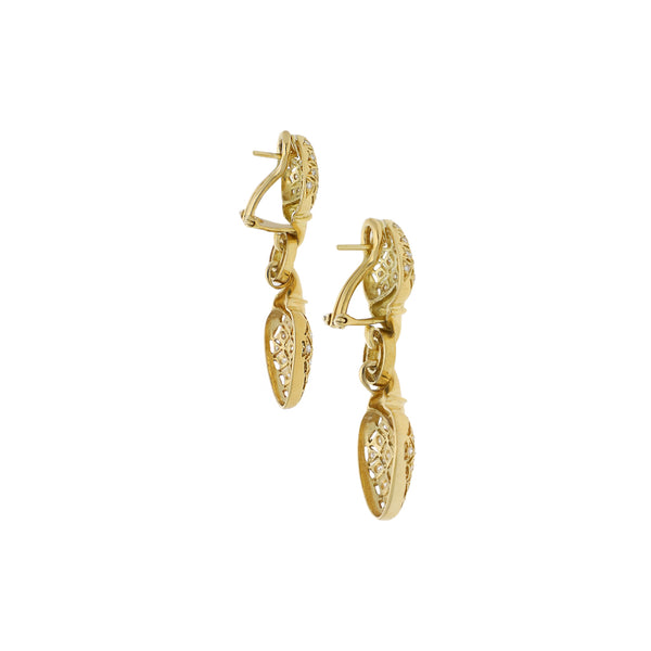 Aretes calados con colgantes y diamantes motivo corazón en oro amarillo 18 kilates.