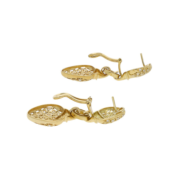 Aretes calados con colgantes y diamantes motivo corazón en oro amarillo 18 kilates.