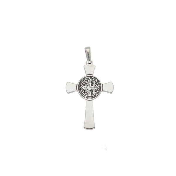 Cruz diseño especial motivo San Benito en oro blanco 14 kilates.