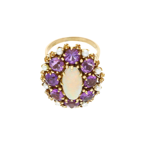 Anillo diseño especial con amatista, ópalo y perlas en oro amarillo 14 kilates.