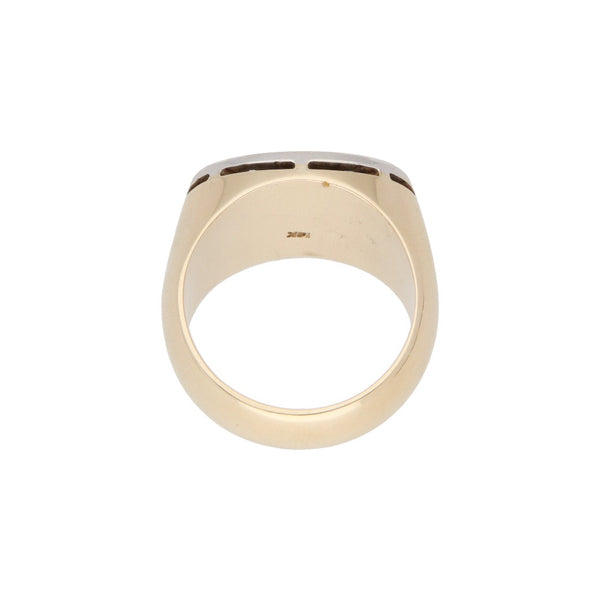 Anillo tipo sello con aplicación en plata paladio, diamantes y zafiros en oro amarillo 12 kilates.