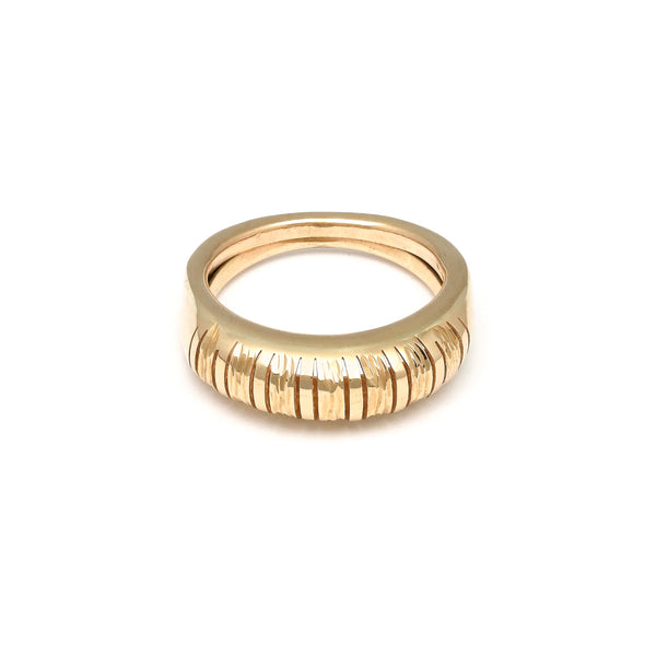 Anillo facetado en oro amarillo 14 kilates.