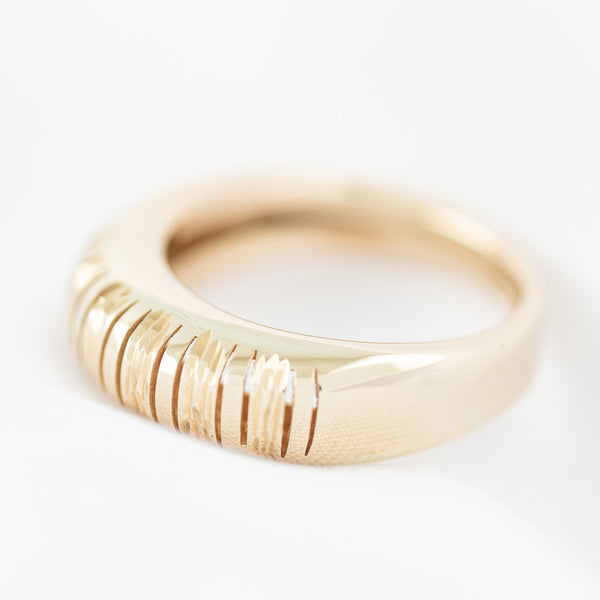 Anillo facetado en oro amarillo 14 kilates.