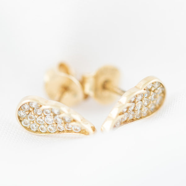 Aretes diseño especial motivo alas con circonias en oro amarillo 14 kilates.