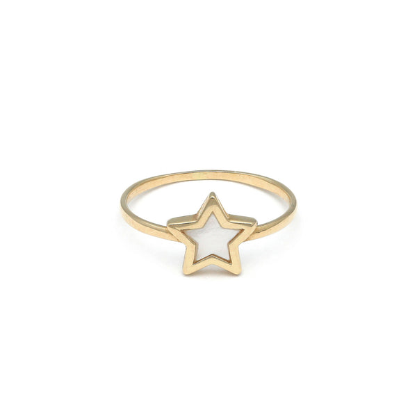 Anillo diseño especial motivo estrella con madre perla en oro amarillo 14 kilates.