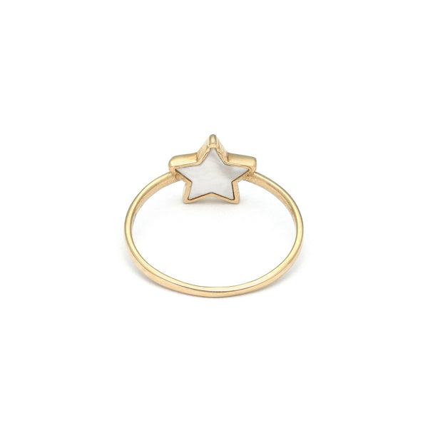 Anillo diseño especial motivo estrella con madre perla en oro amarillo 14 kilates.