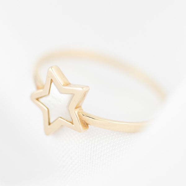 Anillo diseño especial motivo estrella con madre perla en oro amarillo 14 kilates.