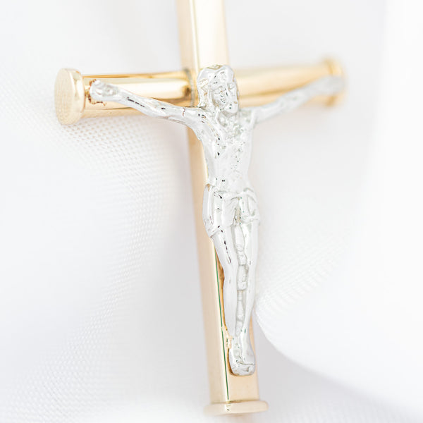 Crucifijo liso en oro dos tonos 14 kilates.