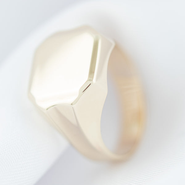 Anillo tipo sello en oro amarillo 14 kilates.