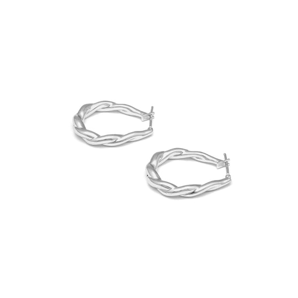 Arracadas torzal huecas en oro blanco 14 kilates.