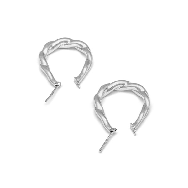 Arracadas torzal huecas en oro blanco 14 kilates.